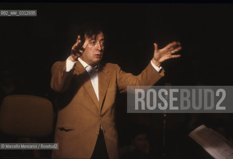 Italian composer Luciano Berio conducting (about 1982)  / Il compositore Luciano Berio mentre dirige (1982 circa) - ©Marcello Mencarini/Rosebud2
