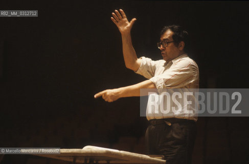Italian composer Luciano Berio conducting (about 1980)  / Il compositore Luciano Berio mentre dirige (1980 circa) - ©Marcello Mencarini/Rosebud2