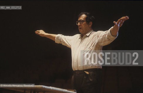 Italian composer Luciano Berio conducting (about 1980)  / Il compositore Luciano Berio mentre dirige (1980 circa) - ©Marcello Mencarini/Rosebud2