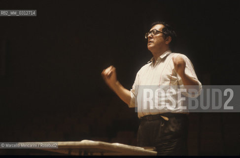 Italian composer Luciano Berio conducting (about 1980)  / Il compositore Luciano Berio mentre dirige (1980 circa) - ©Marcello Mencarini/Rosebud2