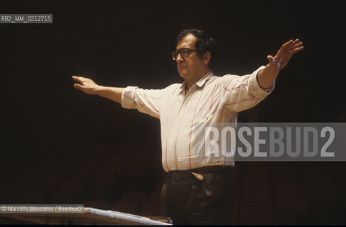 Italian composer Luciano Berio conducting (about 1980)  / Il compositore Luciano Berio mentre dirige (1980 circa) - ©Marcello Mencarini/Rosebud2