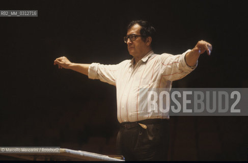 Italian composer Luciano Berio conducting (about 1980)  / Il compositore Luciano Berio mentre dirige (1980 circa) - ©Marcello Mencarini/Rosebud2