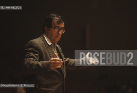Italian composer Luciano Berio conducting (about 1980)  / Il compositore Luciano Berio mentre dirige (1980 circa) - ©Marcello Mencarini/Rosebud2