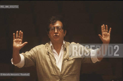 Italian composer Luciano Berio conducting (about 1980)  / Il compositore Luciano Berio mentre dirige (1980 circa) - ©Marcello Mencarini/Rosebud2