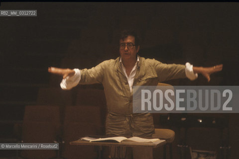 Italian composer Luciano Berio conducting (about 1980)  / Il compositore Luciano Berio mentre dirige (1980 circa) - ©Marcello Mencarini/Rosebud2