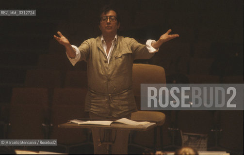 Italian composer Luciano Berio conducting (about 1980)  / Il compositore Luciano Berio mentre dirige (1980 circa) - ©Marcello Mencarini/Rosebud2