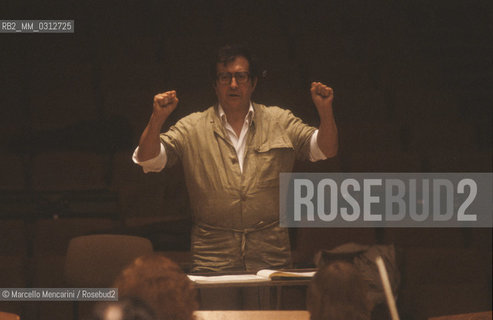 Italian composer Luciano Berio conducting (about 1980)  / Il compositore Luciano Berio mentre dirige (1980 circa) - ©Marcello Mencarini/Rosebud2