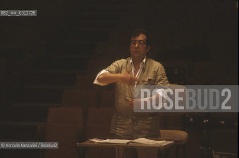 Italian composer Luciano Berio conducting (about 1980)  / Il compositore Luciano Berio mentre dirige (1980 circa) - ©Marcello Mencarini/Rosebud2