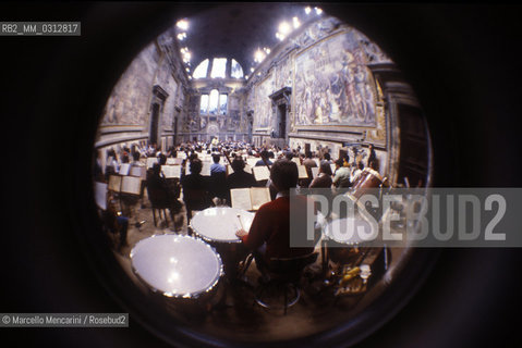 Vatican City, Regal Room, 1983. Leonard Bernstein conducting the Santa Cecilia Orchestra / Città del Vaticano, Sala Regia, 1983. Leonard Bernstein dirige lOrchestra di Santa Cecilia - ©Marcello Mencarini/Rosebud2
