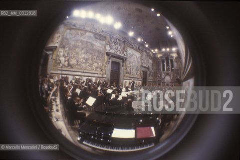Vatican City, Regal Room, 1983. Leonard Bernstein conducting the Santa Cecilia Orchestra / Città del Vaticano, Sala Regia, 1983. Leonard Bernstein dirige lOrchestra di Santa Cecilia - ©Marcello Mencarini/Rosebud2