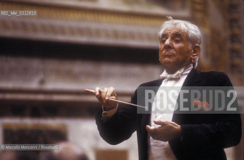 Vatican City, Regal Room, 1983. Musician Leonard Bernstein conducting / Città del Vaticano, Sala Regia, 1983. Leonard Bernstein mentre dirige - ©Marcello Mencarini/Rosebud2