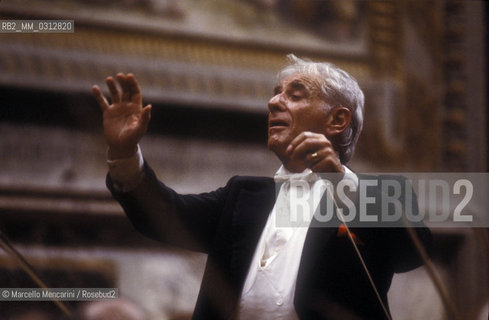 Vatican City, Regal Room, 1983. Musician Leonard Bernstein conducting / Città del Vaticano, Sala Regia, 1983. Leonard Bernstein mentre dirige - ©Marcello Mencarini/Rosebud2