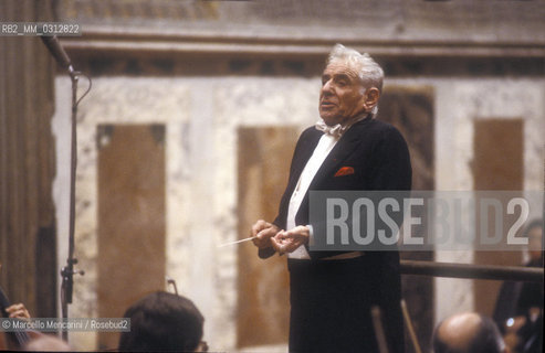 Vatican City, Regal Room, 1983. Musician Leonard Bernstein conducting / Città del Vaticano, Sala Regia, 1983. Leonard Bernstein mentre dirige - ©Marcello Mencarini/Rosebud2