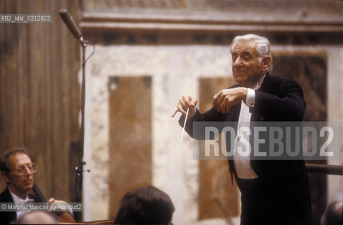 Vatican City, Regal Room, 1983. Musician Leonard Bernstein conducting / Città del Vaticano, Sala Regia, 1983. Leonard Bernstein mentre dirige - ©Marcello Mencarini/Rosebud2