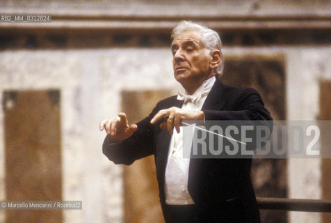 Vatican City, Regal Room, 1983. Musician Leonard Bernstein conducting / Città del Vaticano, Sala Regia, 1983. Leonard Bernstein mentre dirige - ©Marcello Mencarini/Rosebud2
