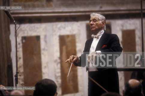 Vatican City, Regal Room, 1983. Musician Leonard Bernstein conducting / Città del Vaticano, Sala Regia, 1983. Leonard Bernstein mentre dirige - ©Marcello Mencarini/Rosebud2