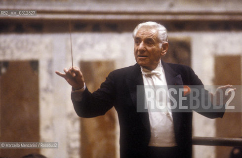 Vatican City, Regal Room, 1983. Musician Leonard Bernstein conducting / Città del Vaticano, Sala Regia, 1983. Leonard Bernstein mentre dirige - ©Marcello Mencarini/Rosebud2