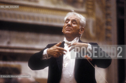 Vatican City, Regal Room, 1983. Musician Leonard Bernstein conducting / Città del Vaticano, Sala Regia, 1983. Leonard Bernstein mentre dirige - ©Marcello Mencarini/Rosebud2