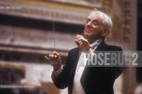 Vatican City, Regal Room, 1983. Musician Leonard Bernstein conducting / Città del Vaticano, Sala Regia, 1983. Leonard Bernstein mentre dirige - ©Marcello Mencarini/Rosebud2
