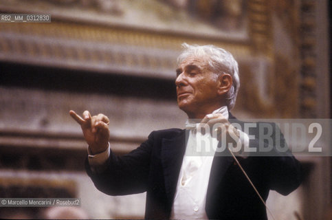 Vatican City, Regal Room, 1983. Musician Leonard Bernstein conducting / Città del Vaticano, Sala Regia, 1983. Leonard Bernstein mentre dirige - ©Marcello Mencarini/Rosebud2