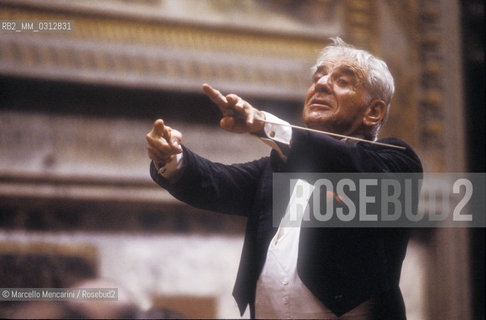 Vatican City, Regal Room, 1983. Musician Leonard Bernstein conducting / Città del Vaticano, Sala Regia, 1983. Leonard Bernstein mentre dirige - ©Marcello Mencarini/Rosebud2