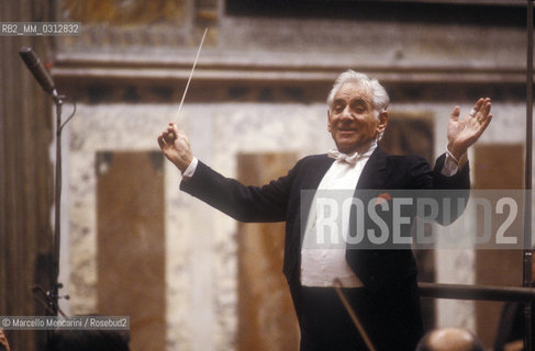 Vatican City, Regal Room, 1983. Musician Leonard Bernstein conducting / Città del Vaticano, Sala Regia, 1983. Leonard Bernstein mentre dirige - ©Marcello Mencarini/Rosebud2