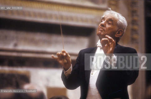 Vatican City, Regal Room, 1983. Musician Leonard Bernstein conducting / Città del Vaticano, Sala Regia, 1983. Leonard Bernstein mentre dirige - ©Marcello Mencarini/Rosebud2