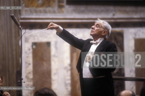 Vatican City, Regal Room, 1983. Musician Leonard Bernstein conducting / Città del Vaticano, Sala Regia, 1983. Leonard Bernstein mentre dirige - ©Marcello Mencarini/Rosebud2