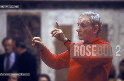 Vatican City, Regal Room, 1983. Musician Leonard Bernstein conducting a rehearsal / Città del Vaticano, Sala Regia, 1983. Leonard Bernstein mentre dirige una prova - ©Marcello Mencarini/Rosebud2