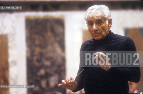 Vatican City, Regal Room, 1983. Musician Leonard Bernstein conducting a rehearsal / Città del Vaticano, Sala Regia, 1983. Leonard Bernstein mentre dirige una prova - ©Marcello Mencarini/Rosebud2