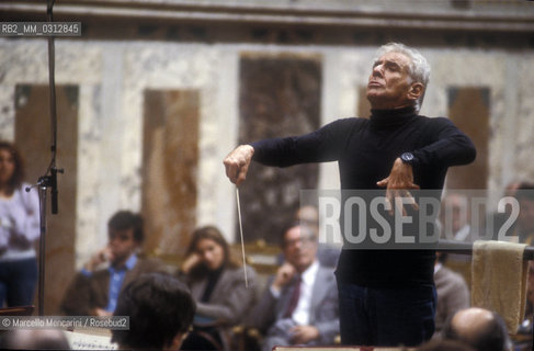 Vatican City, Regal Room, 1983. Musician Leonard Bernstein conducting a rehearsal / Città del Vaticano, Sala Regia, 1983. Leonard Bernstein mentre dirige una prova - ©Marcello Mencarini/Rosebud2