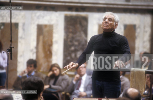 Vatican City, Regal Room, 1983. Musician Leonard Bernstein conducting a rehearsal / Città del Vaticano, Sala Regia, 1983. Leonard Bernstein mentre dirige una prova - ©Marcello Mencarini/Rosebud2