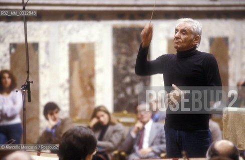 Vatican City, Regal Room, 1983. Musician Leonard Bernstein conducting a rehearsal / Città del Vaticano, Sala Regia, 1983. Leonard Bernstein mentre dirige una prova - ©Marcello Mencarini/Rosebud2