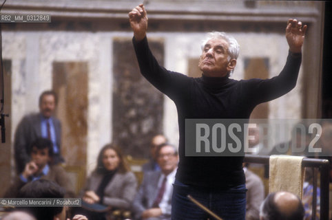 Vatican City, Regal Room, 1983. Musician Leonard Bernstein conducting a rehearsal / Città del Vaticano, Sala Regia, 1983. Leonard Bernstein mentre dirige una prova - ©Marcello Mencarini/Rosebud2