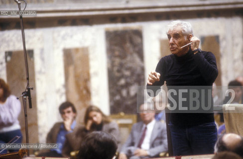 Vatican City, Regal Room, 1983. Musician Leonard Bernstein conducting a rehearsal / Città del Vaticano, Sala Regia, 1983. Leonard Bernstein mentre dirige una prova - ©Marcello Mencarini/Rosebud2