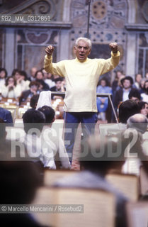 Vatican City, Regal Room, 1983. Musician Leonard Bernstein conducting a rehearsal / Città del Vaticano, Sala Regia, 1983. Leonard Bernstein mentre dirige una prova - ©Marcello Mencarini/Rosebud2