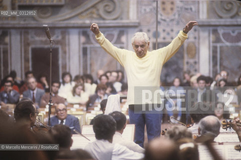 Vatican City, Regal Room, 1983. Musician Leonard Bernstein conducting a rehearsal / Città del Vaticano, Sala Regia, 1983. Leonard Bernstein mentre dirige una prova - ©Marcello Mencarini/Rosebud2