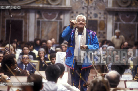 Vatican City, Regal Room, 1983. Musician Leonard Bernstein conducting a rehearsal / Città del Vaticano, Sala Regia, 1983. Leonard Bernstein mentre dirige una prova - ©Marcello Mencarini/Rosebud2