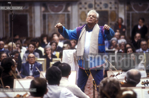 Vatican City, Regal Room, 1983. Musician Leonard Bernstein conducting a rehearsal / Città del Vaticano, Sala Regia, 1983. Leonard Bernstein mentre dirige una prova - ©Marcello Mencarini/Rosebud2