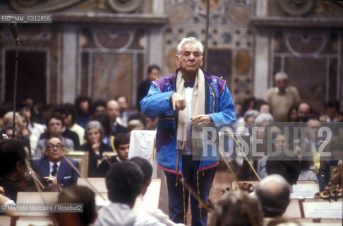 Vatican City, Regal Room, 1983. Musician Leonard Bernstein conducting a rehearsal / Città del Vaticano, Sala Regia, 1983. Leonard Bernstein mentre dirige una prova - ©Marcello Mencarini/Rosebud2
