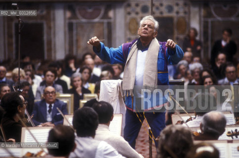 Vatican City, Regal Room, 1983. Musician Leonard Bernstein conducting a rehearsal / Città del Vaticano, Sala Regia, 1983. Leonard Bernstein mentre dirige una prova - ©Marcello Mencarini/Rosebud2