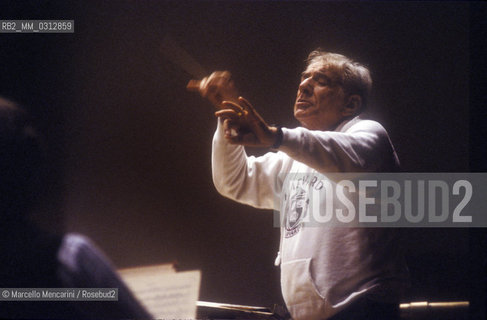 Rome, Pius XII Auditorium (concert hall of the Santa Cecilia Academy Orchestra), 1989. Musician Leonard Bernstein conducting a rehearsal / Roma, Auditorium Pio XII (sede dei concerti dellorchestra dellAccademia nazionale di Santa Cecilia), 1989. Leonard Bernstein mentre dirige una prova - ©Marcello Mencarini/Rosebud2