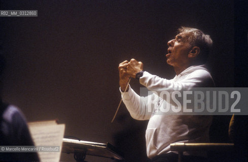 Rome, Pius XII Auditorium (concert hall of the Santa Cecilia Academy Orchestra), 1989. Musician Leonard Bernstein conducting a rehearsal / Roma, Auditorium Pio XII (sede dei concerti dellorchestra dellAccademia nazionale di Santa Cecilia), 1989. Leonard Bernstein mentre dirige una prova - ©Marcello Mencarini/Rosebud2