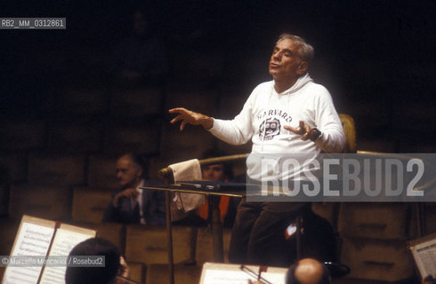 Rome, Pius XII Auditorium (concert hall of the Santa Cecilia Academy Orchestra), 1989. Musician Leonard Bernstein conducting a rehearsal / Roma, Auditorium Pio XII (sede dei concerti dellorchestra dellAccademia nazionale di Santa Cecilia), 1989. Leonard Bernstein mentre dirige una prova - ©Marcello Mencarini/Rosebud2