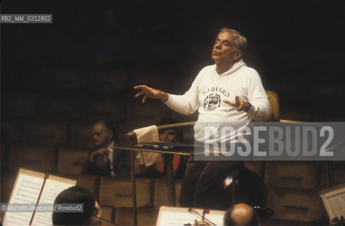 Rome, Pius XII Auditorium (concert hall of the Santa Cecilia Academy Orchestra), 1989. Musician Leonard Bernstein conducting a rehearsal / Roma, Auditorium Pio XII (sede dei concerti dellorchestra dellAccademia nazionale di Santa Cecilia), 1989. Leonard Bernstein mentre dirige una prova - ©Marcello Mencarini/Rosebud2