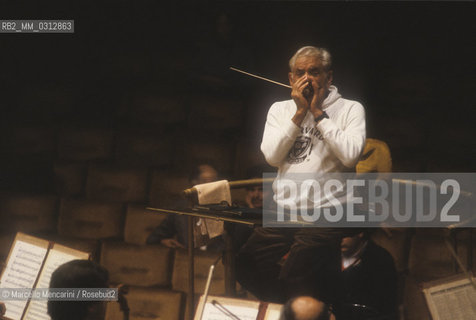 Rome, Pius XII Auditorium (concert hall of the Santa Cecilia Academy Orchestra), 1989. Musician Leonard Bernstein conducting a rehearsal / Roma, Auditorium Pio XII (sede dei concerti dellorchestra dellAccademia nazionale di Santa Cecilia), 1989. Leonard Bernstein mentre dirige una prova - ©Marcello Mencarini/Rosebud2