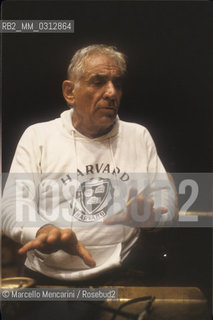 Rome, Pius XII Auditorium (concert hall of the Santa Cecilia Academy Orchestra), 1989. Musician Leonard Bernstein conducting a rehearsal / Roma, Auditorium Pio XII (sede dei concerti dellorchestra dellAccademia nazionale di Santa Cecilia), 1989. Leonard Bernstein mentre dirige una prova - ©Marcello Mencarini/Rosebud2