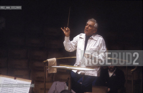 Rome, Pius XII Auditorium (concert hall of the Santa Cecilia Academy Orchestra), 1989. Musician Leonard Bernstein conducting a rehearsal / Roma, Auditorium Pio XII (sede dei concerti dellorchestra dellAccademia nazionale di Santa Cecilia), 1989. Leonard Bernstein mentre dirige una prova - ©Marcello Mencarini/Rosebud2