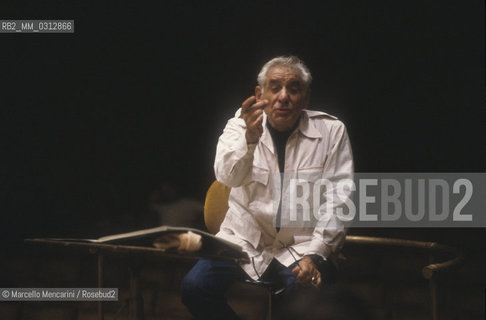 Rome, Pius XII Auditorium (concert hall of the Santa Cecilia Academy Orchestra), 1989. Musician Leonard Bernstein conducting a rehearsal / Roma, Auditorium Pio XII (sede dei concerti dellorchestra dellAccademia nazionale di Santa Cecilia), 1989. Leonard Bernstein mentre dirige una prova - ©Marcello Mencarini/Rosebud2