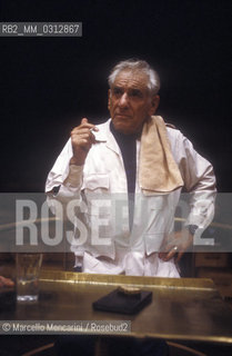 Rome, Pius XII Auditorium (concert hall of the Santa Cecilia Academy Orchestra), 1989. Musician Leonard Bernstein conducting a rehearsal / Roma, Auditorium Pio XII (sede dei concerti dellorchestra dellAccademia nazionale di Santa Cecilia), 1989. Leonard Bernstein mentre dirige una prova - ©Marcello Mencarini/Rosebud2